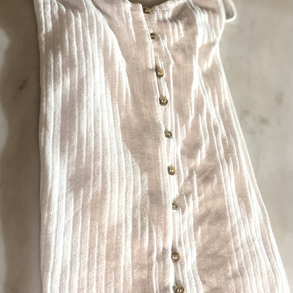 American Eagle tank top. Boxy and cropped. Never worn. Adorable for summer look!